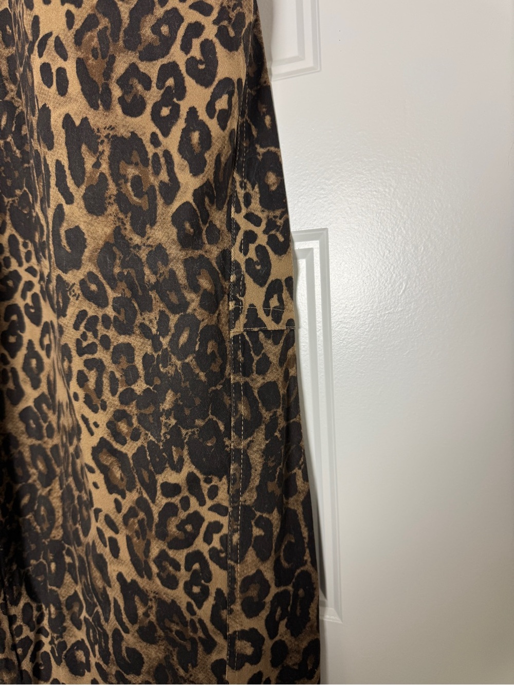 Women’s Anniewear Cheetah Print Barrel Jeans - Picture 4 of 10